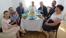 Prezydent Paweł Adamowicz na obiedzie u rodziny Skulbaszewskich. Przyjechali z Kazachstanu, obecnie mieszkają we Wrzeszczu. Fot. G. Mehring