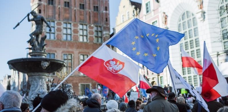 Flagi Polski i UE. Gdańsk, Długi Targ