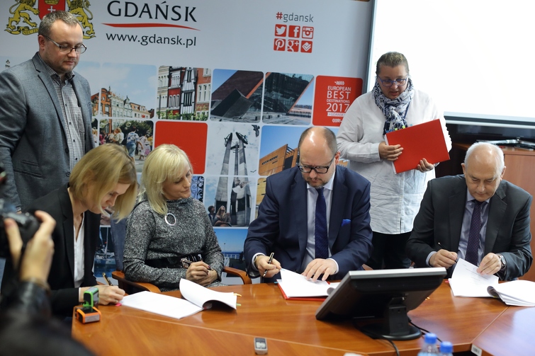 Podpisanie umów z klinikami realizującymi gdański program in vitro. Fot. G. Mehring / gdansk.pl