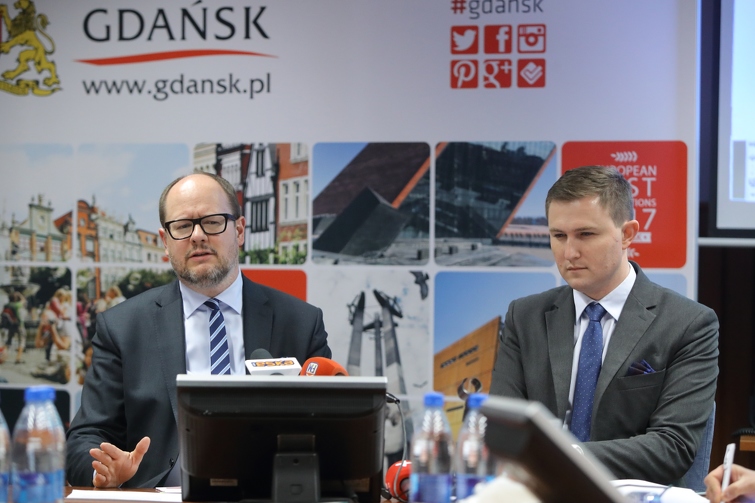 Konferencja prasowa o jakości powietrza w Gdańsku. Prezydent Gdańska Paweł Adamowicz i Wiceprezydent Gdańska Piotr Grzelak.